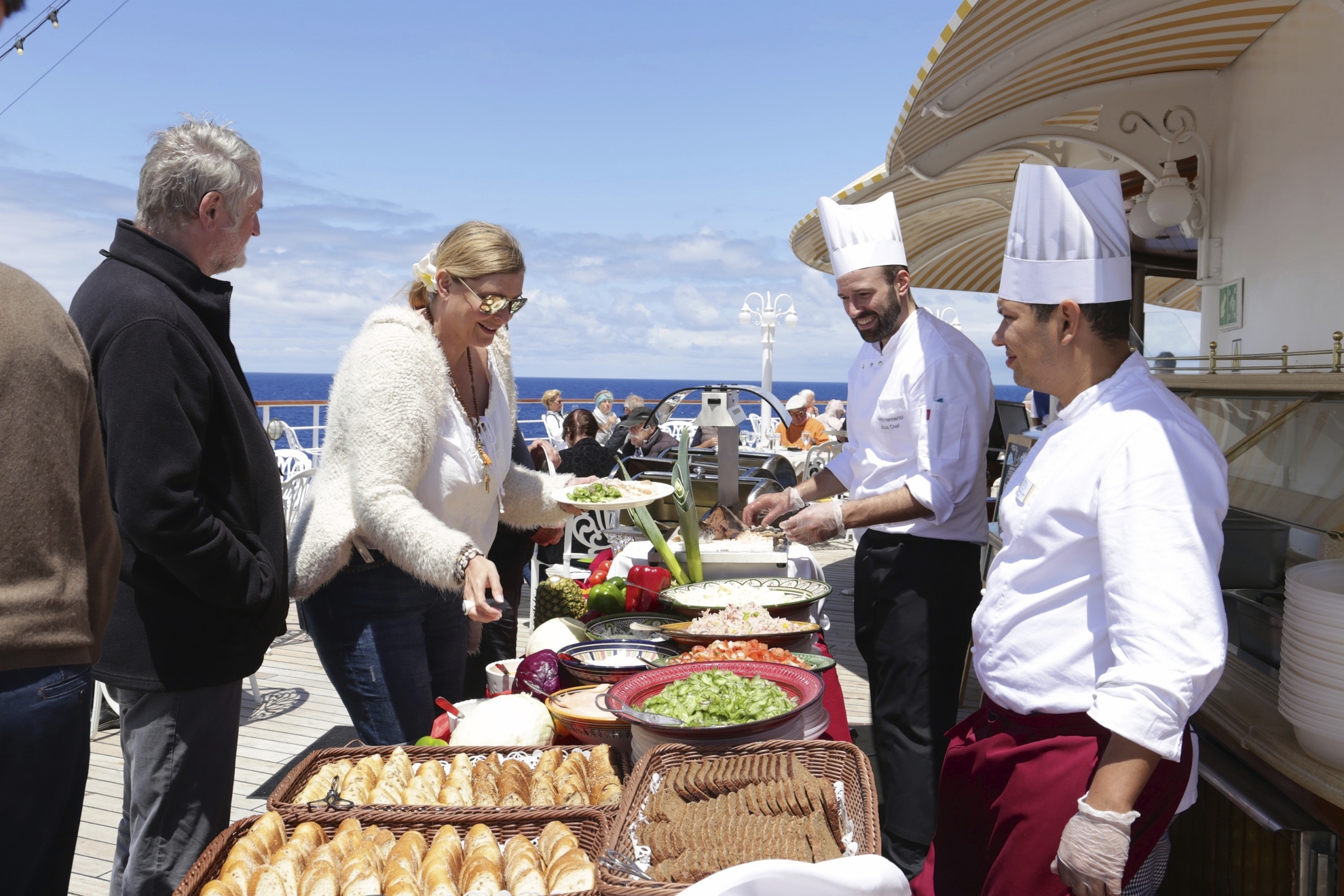 Buffet an Deck der MS Deutschland