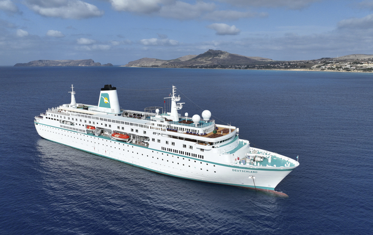 MS Deutschland vor Porto Santo