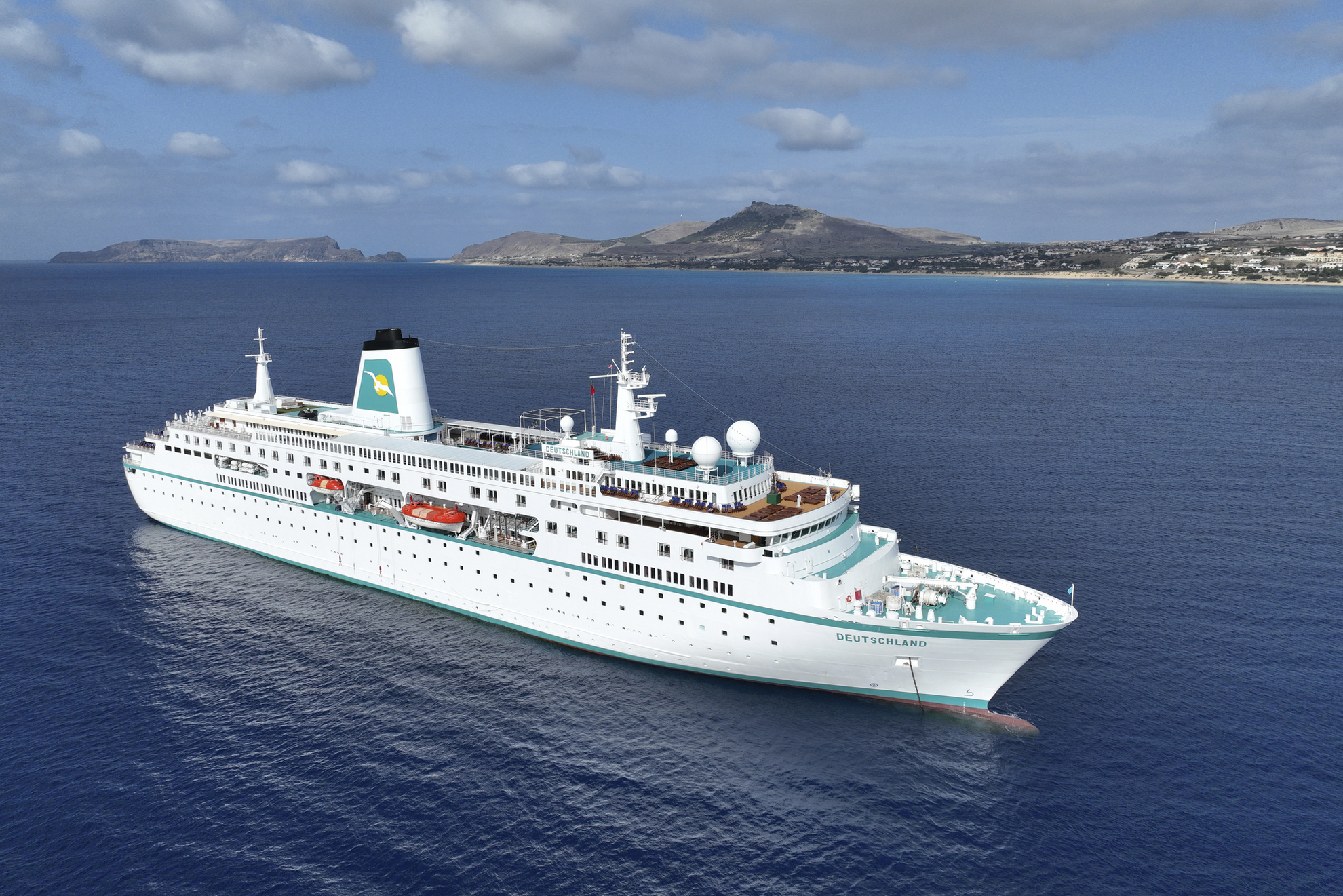 MS Deutschland vor Porto Santo