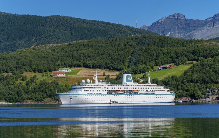 MS Deutschland in Svartisen