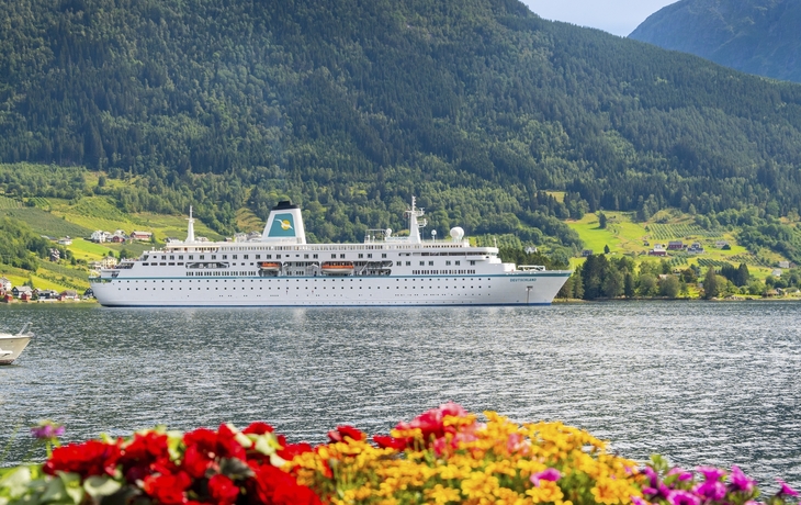 MS Deutschland in Ulvik