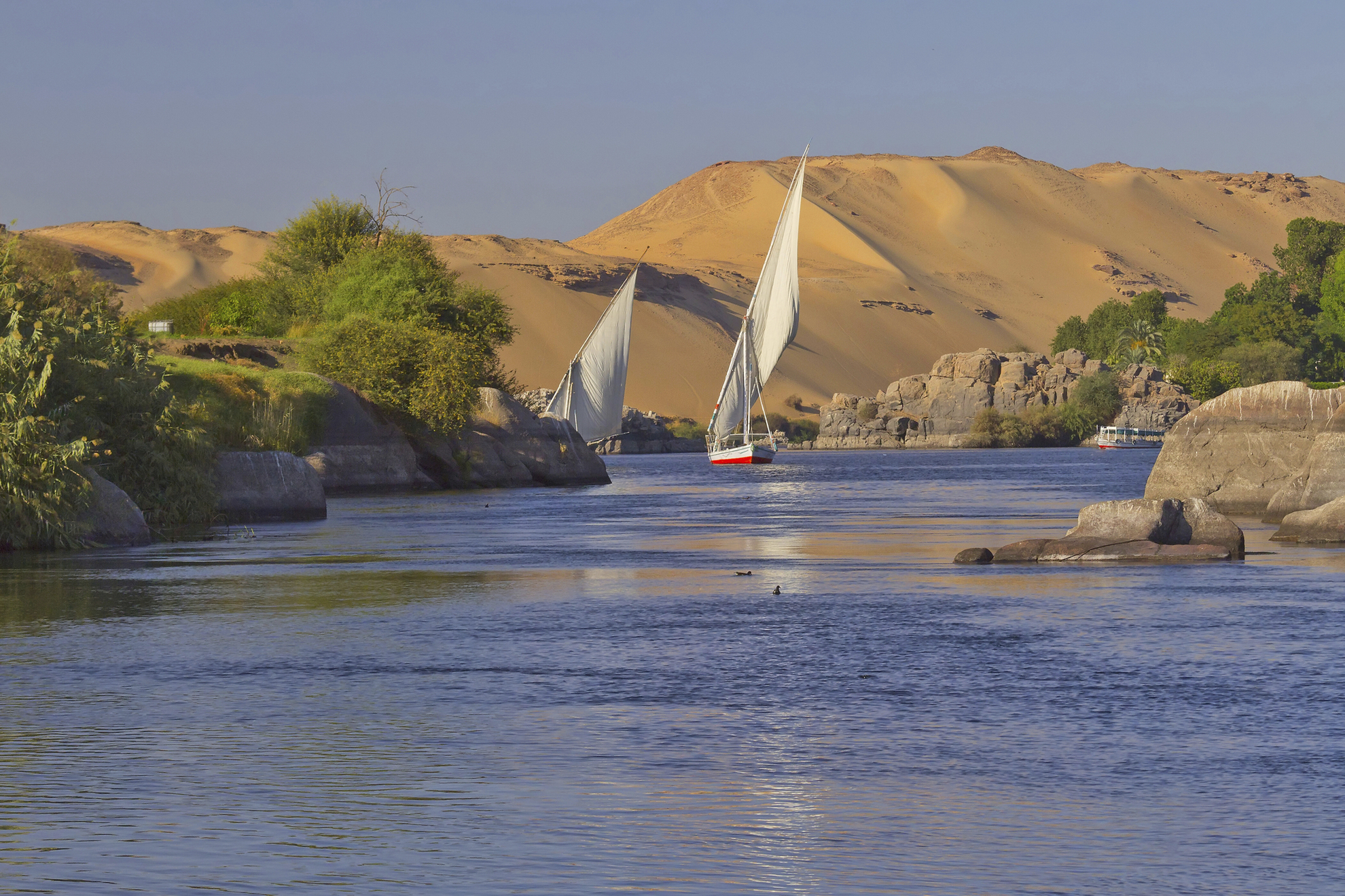 Feluken auf dem Nil vor wunderschöner Nillandschaft bei Assuan, Ägypten