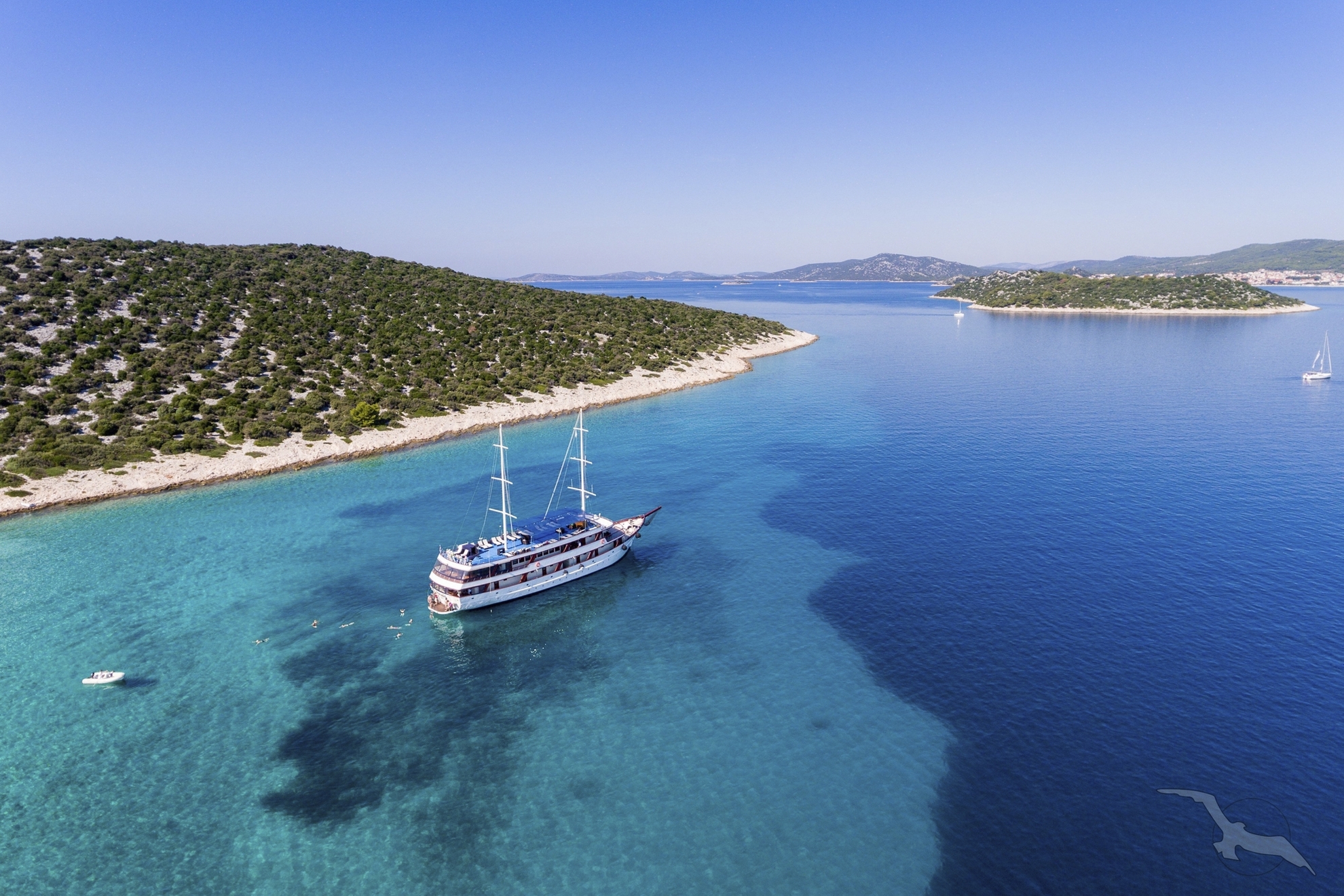 MY Paradis in einer wunderschönen Bucht