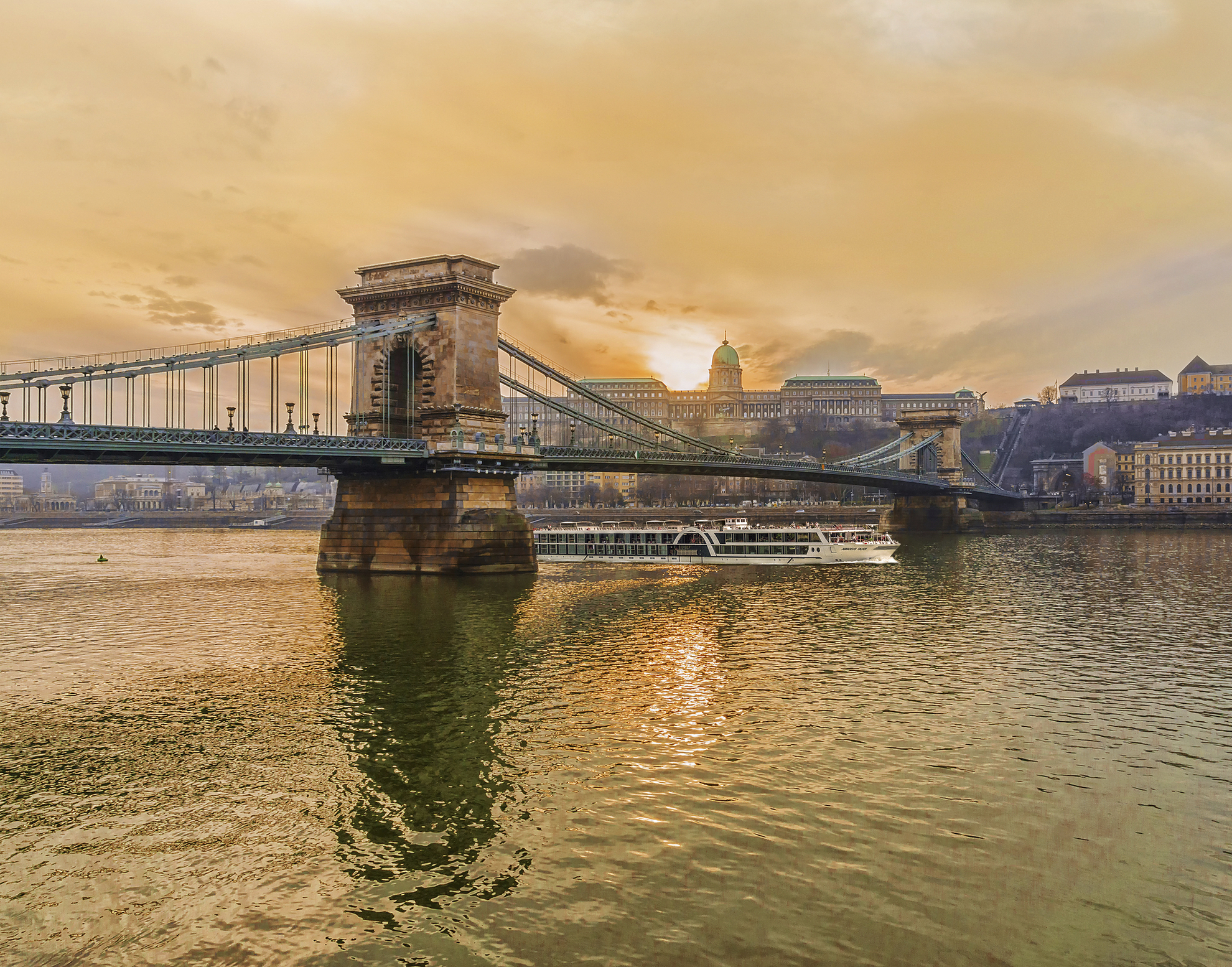 MS A-Silver unter der Kettenbrücke in Budapest, Ungarn