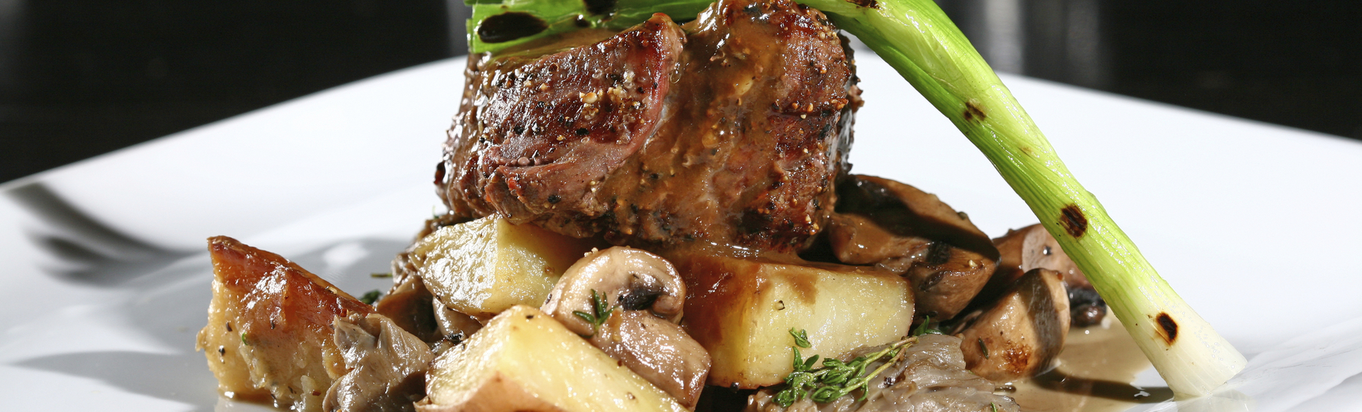 Steak mit verschiedenen Pilzen und Kartoffeln