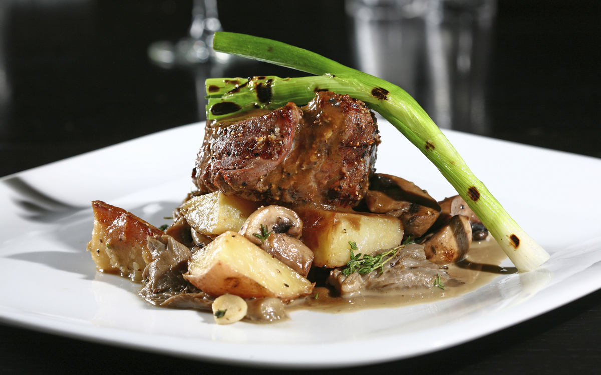 Steak mit verschiedenen Pilzen und Kartoffeln