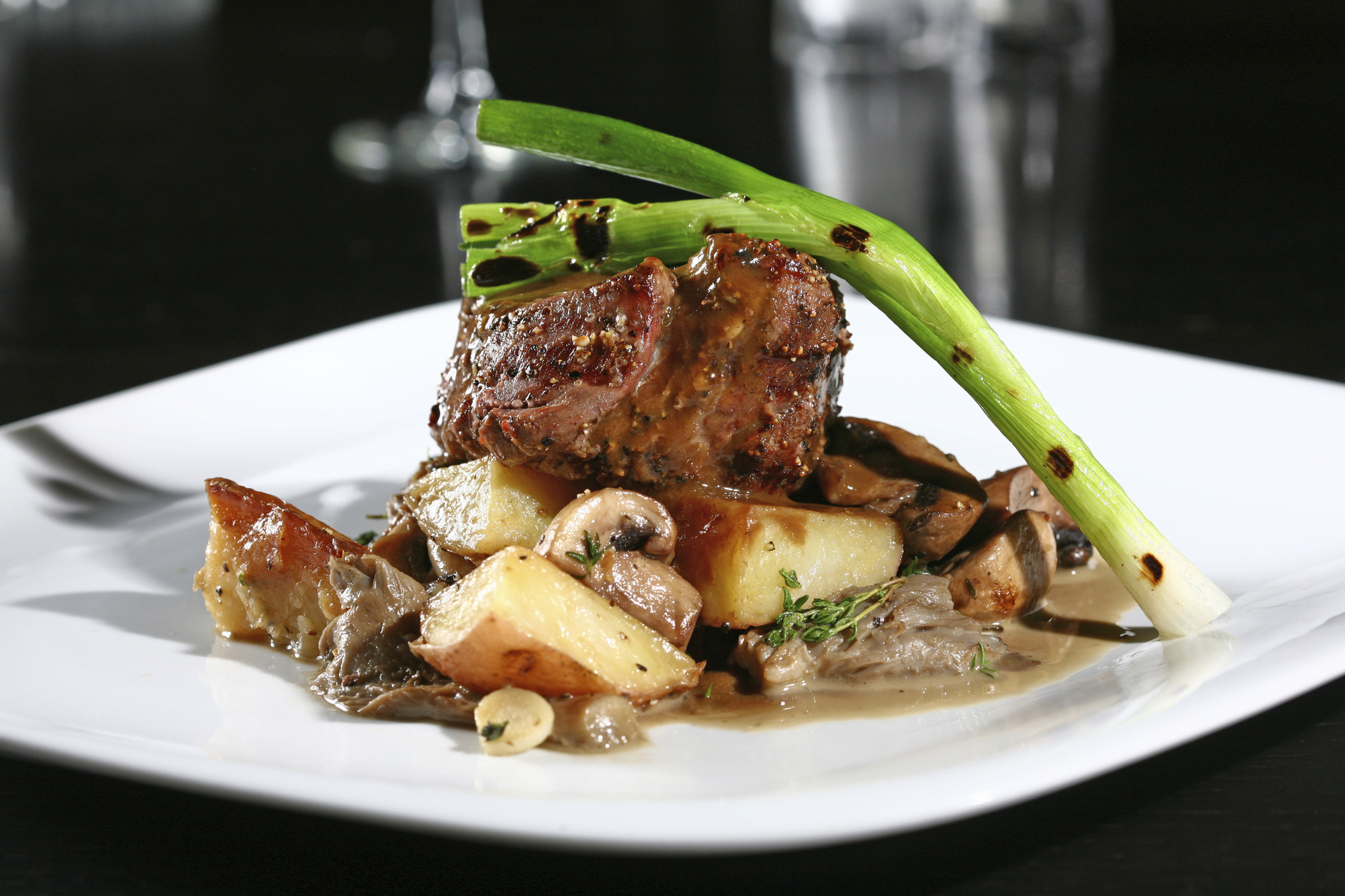 Steak mit verschiedenen Pilzen und Kartoffeln