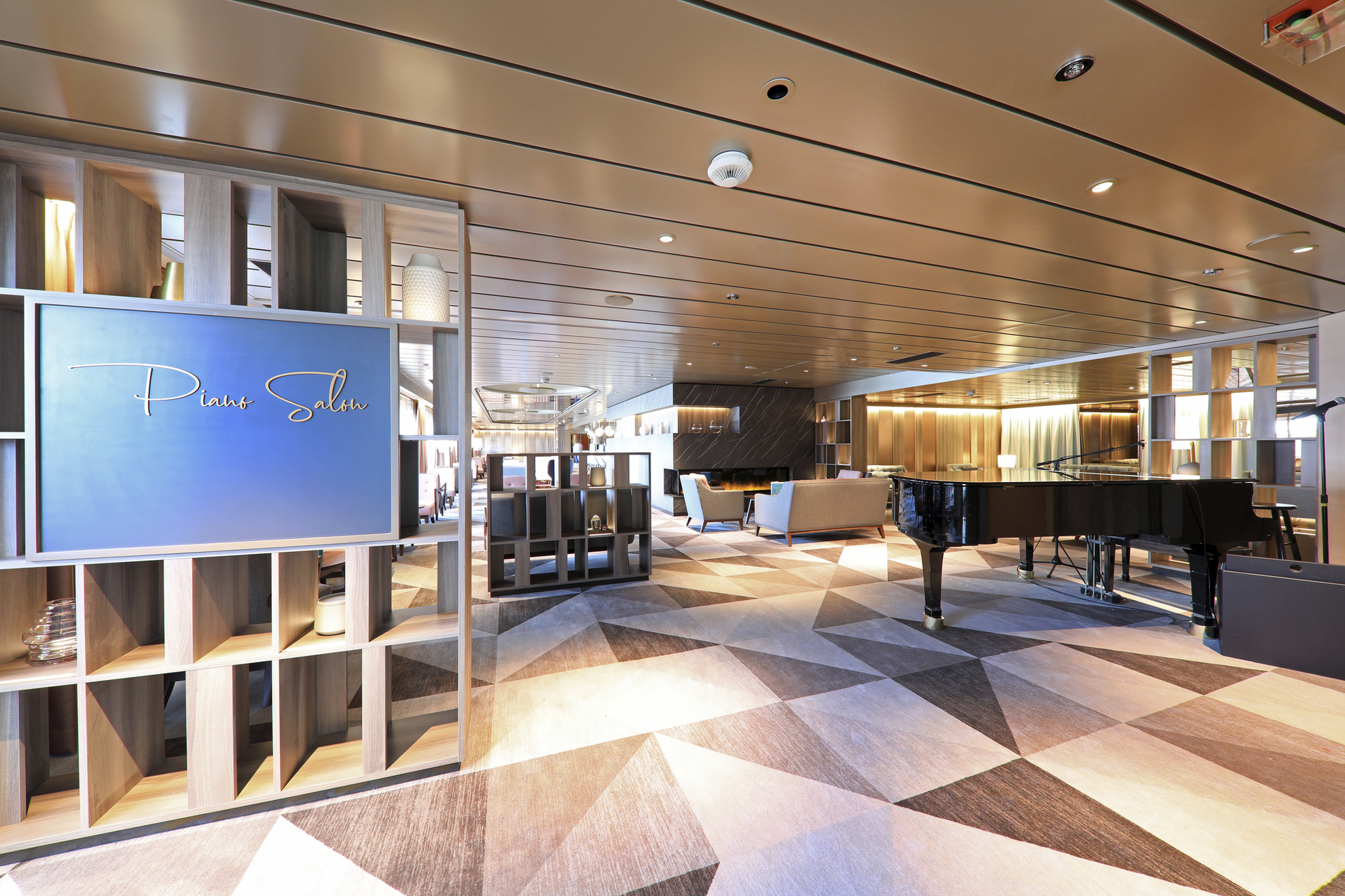 Piano Salon, MS Amera