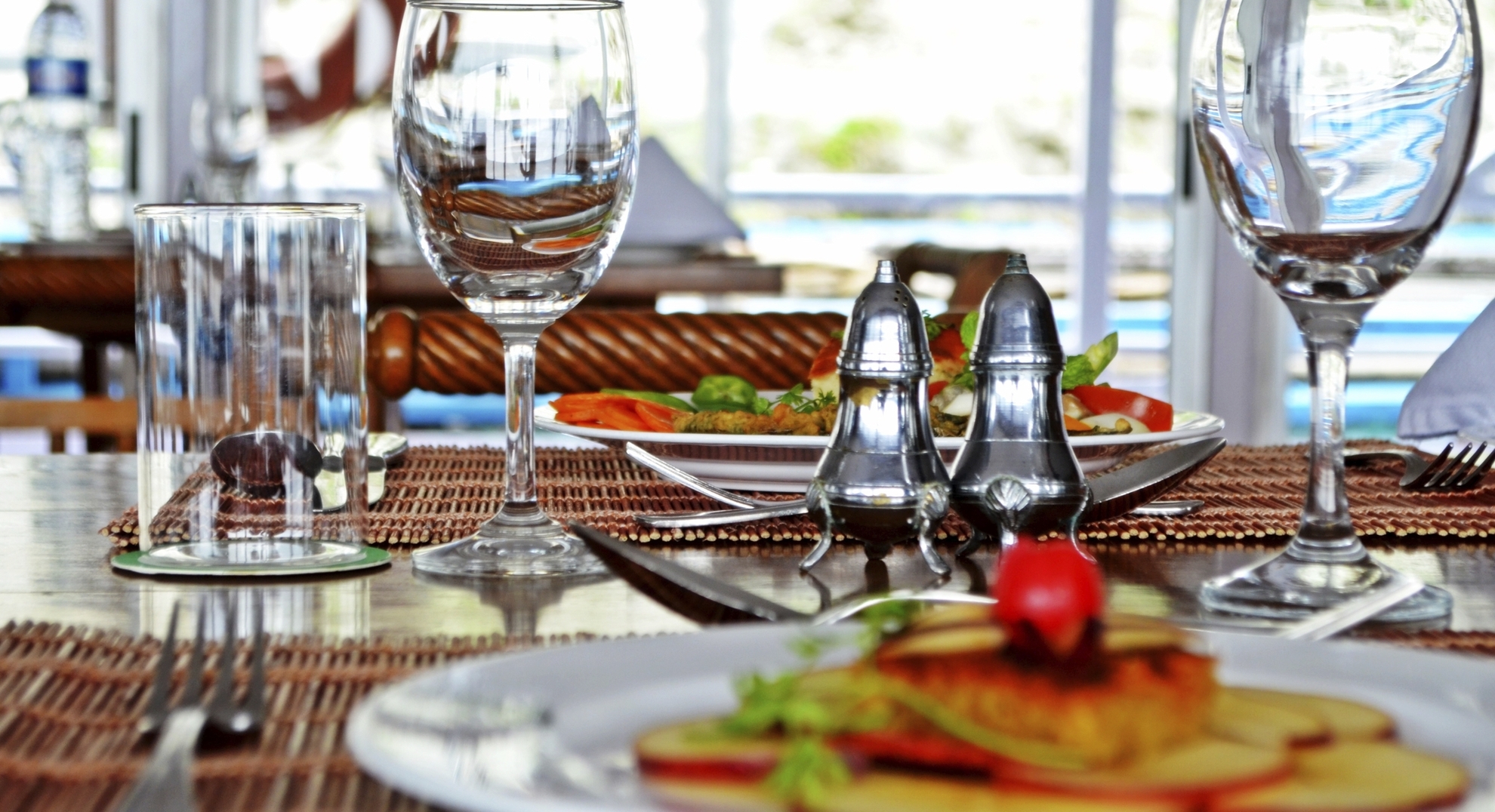 Gedeckter Tisch im Restaurant von MS Charaidew