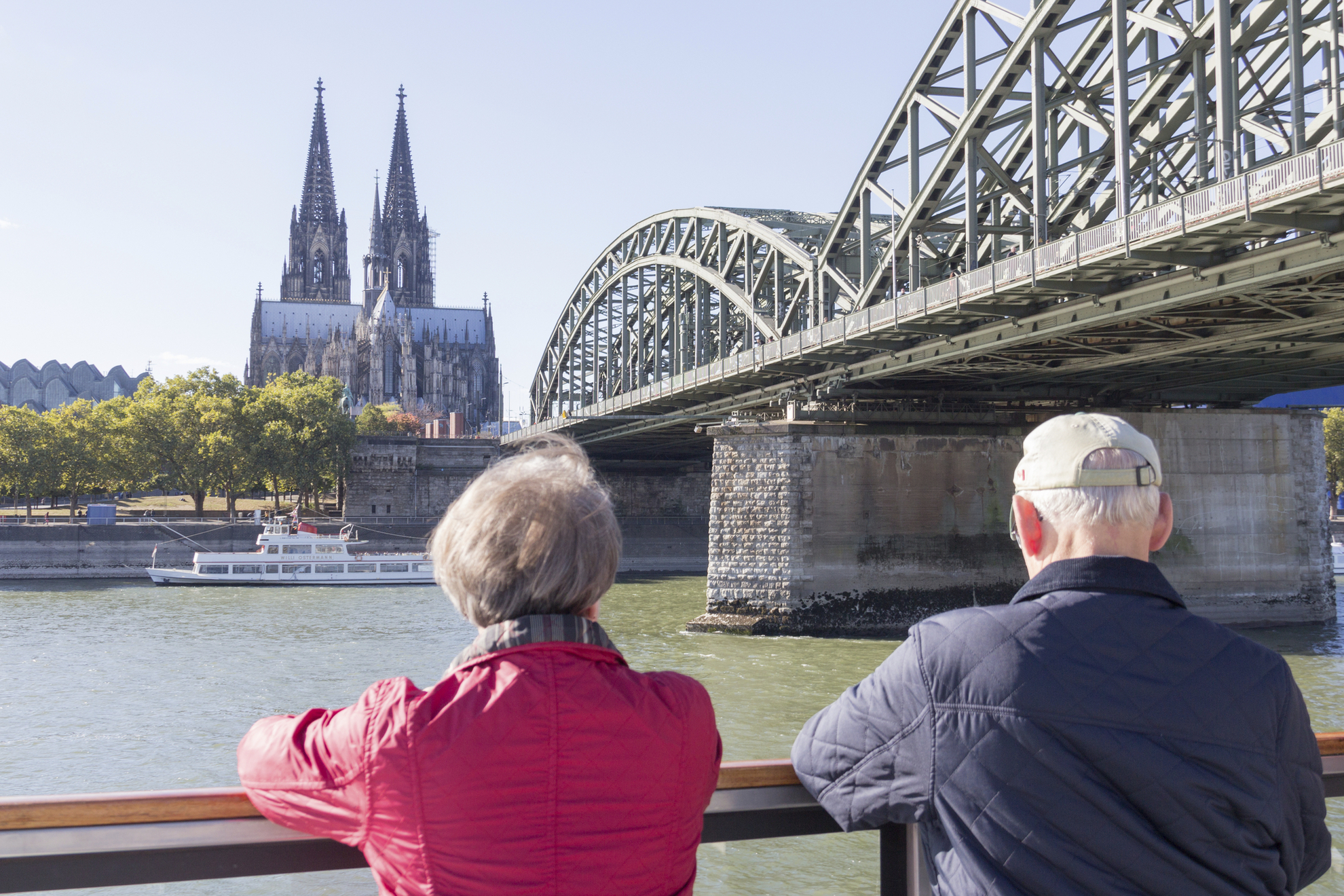 Blick über den Rhein und auf den Kölner Dom, Deutschland