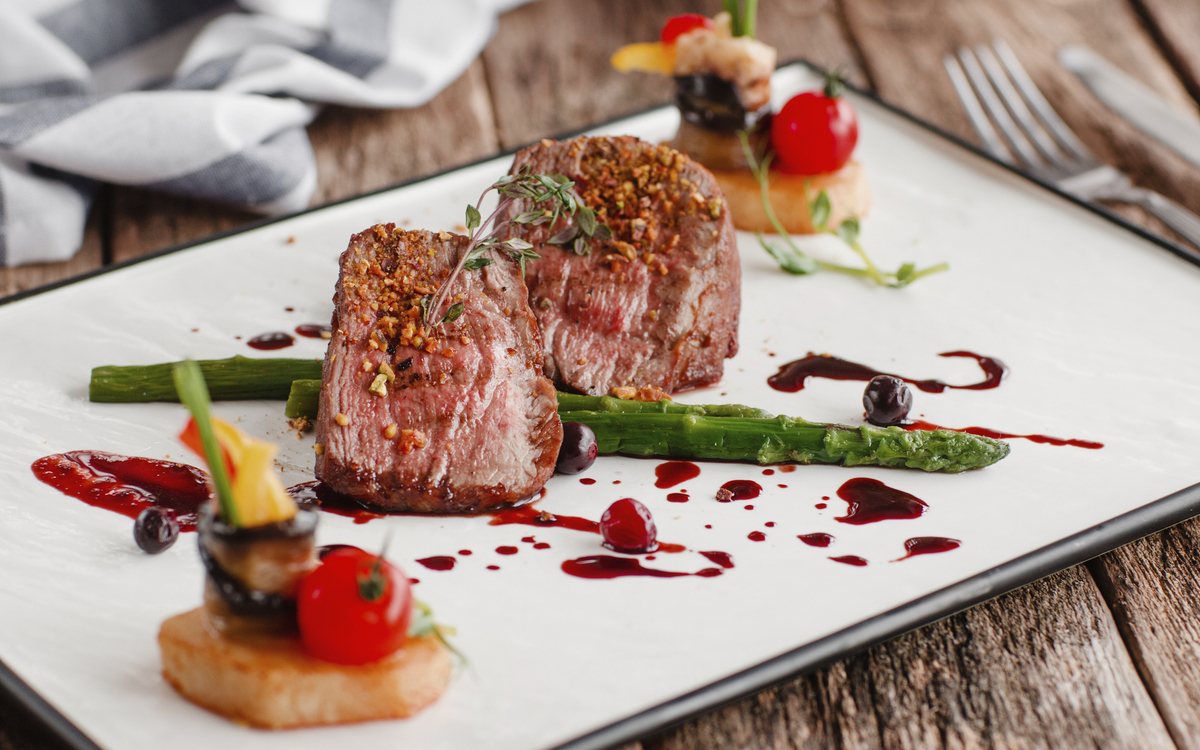 Rosa gebratene Kalbsmedaillons