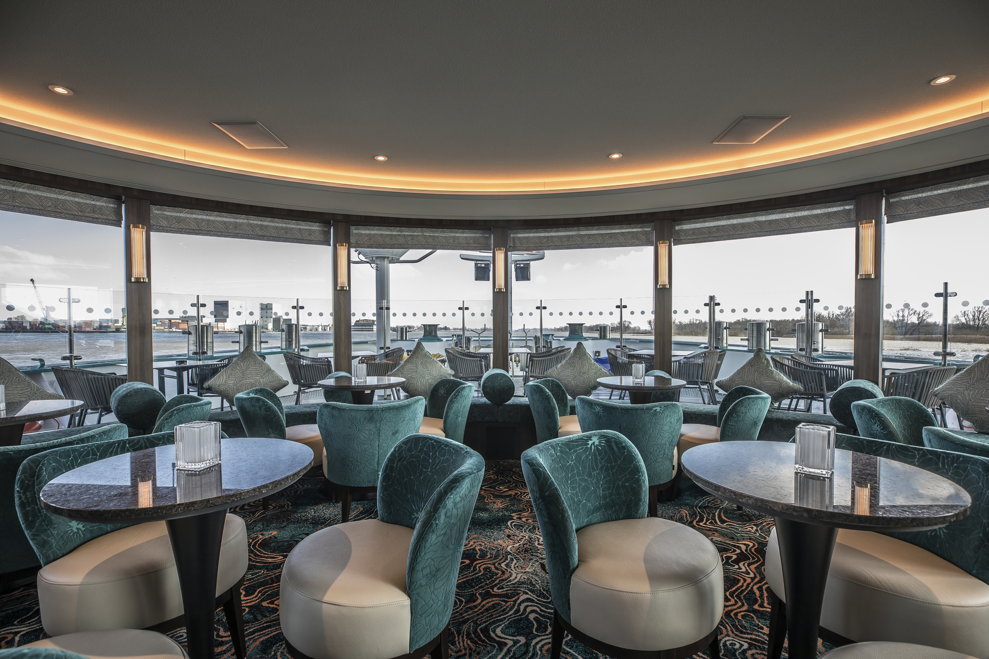 MS Annabelle, Lounge