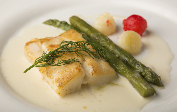 Gebratene Alaska Heilbuttschnitte Trueffel Beurre Blanc gruener Spargel Kartoffelperlen