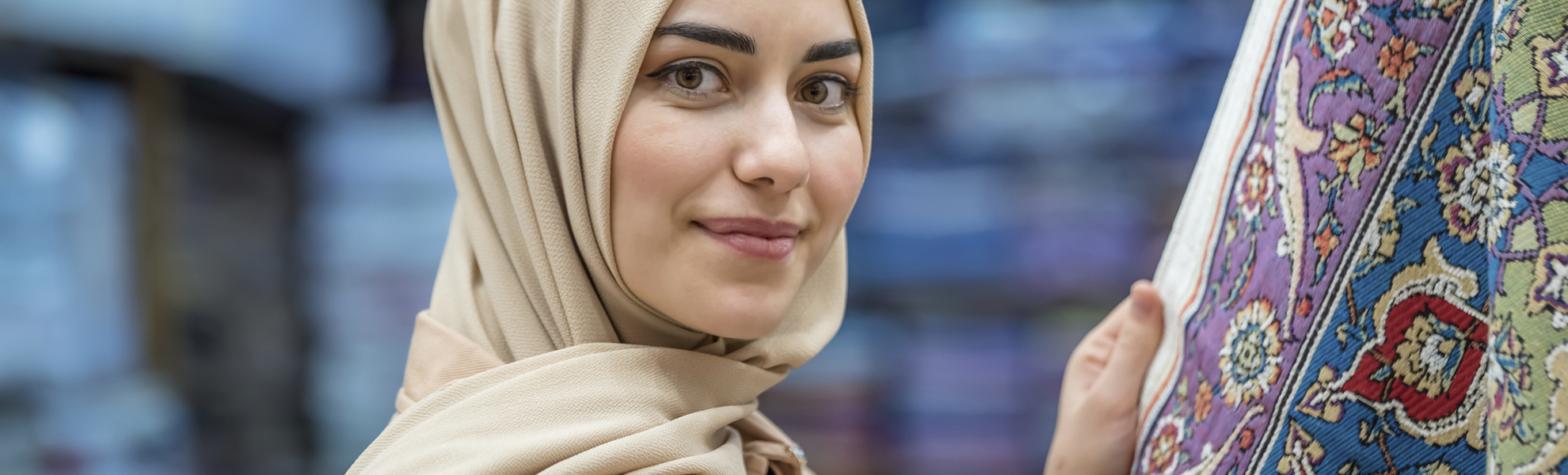 Ägypterin mit traditionellem Stoff