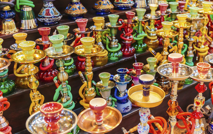 Aneinandergereihte bunte Shishas in Ägypten