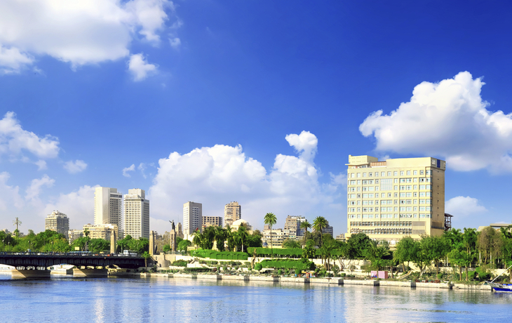 Skyline von Kairo am Nilufer in Ägypten