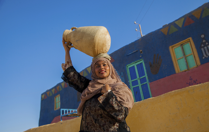Frau im nubischen Dorf, Ägypten
