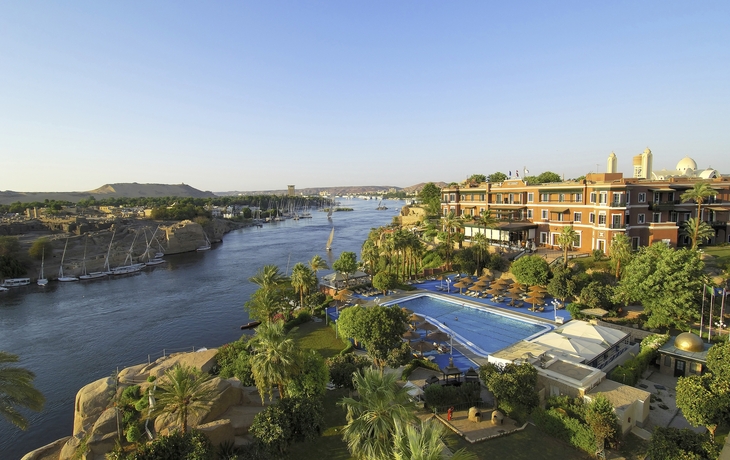 Blick auf das Old Cataract Hotel am Nilufer in Ägypten