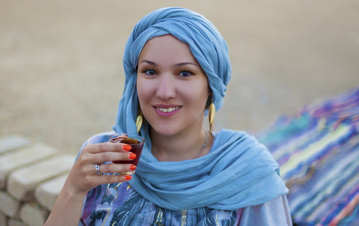 Traditionell gekleidete Frau in Ägypten