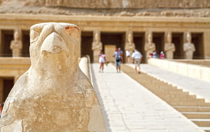 Totentempel der Hatschepsut in Ägypten mit einer Statue eines Vogels im Vordergrund