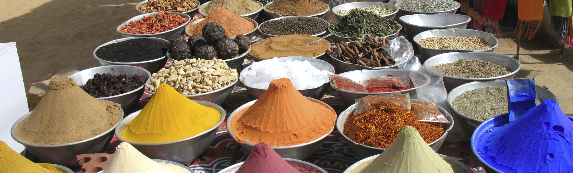 Bunte Gewürze auf einem Tisch in Ägypten