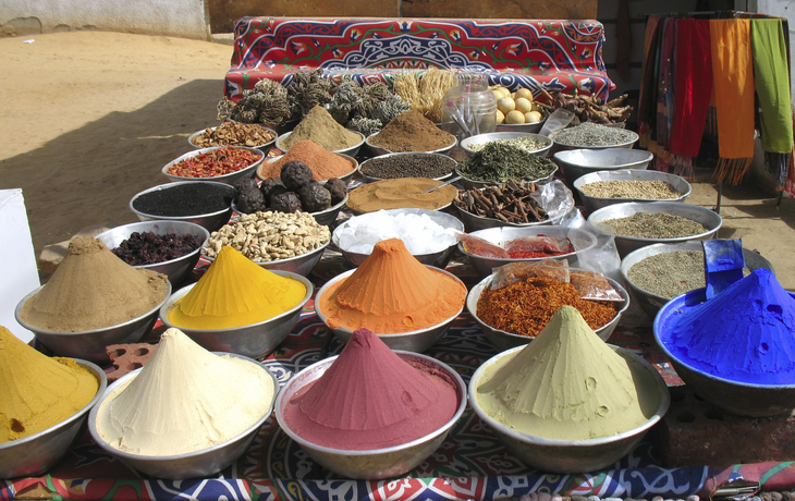Bunte Gewürze auf einem Tisch in Ägypten