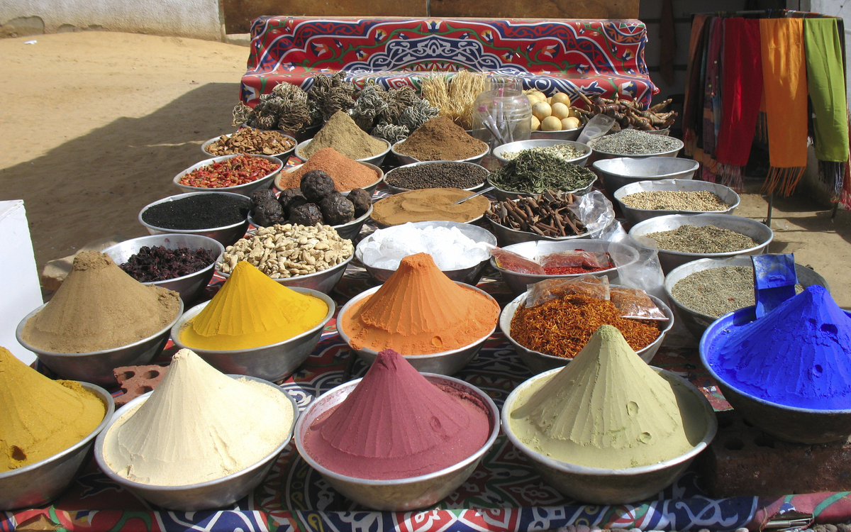 Bunte Gewürze auf einem Tisch in Ägypten
