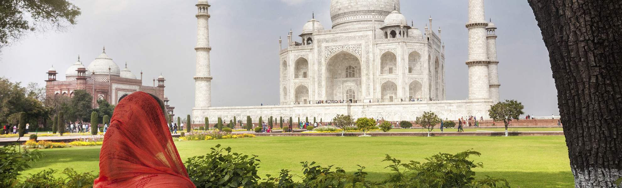 Einheimische sitzt auf der Bank vor dem Taj Mahal in Agra, Indien