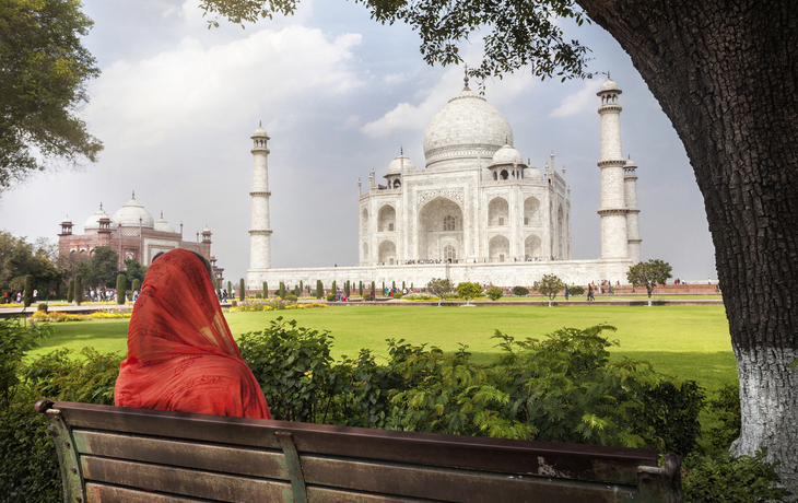 Einheimische sitzt auf der Bank vor dem Taj Mahal in Agra, Indien