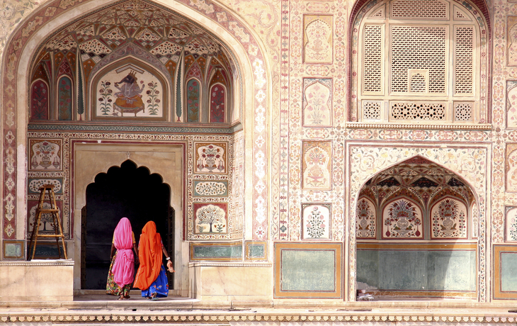 Frauen gehen ins Amber Fort in Jaipur, Indien