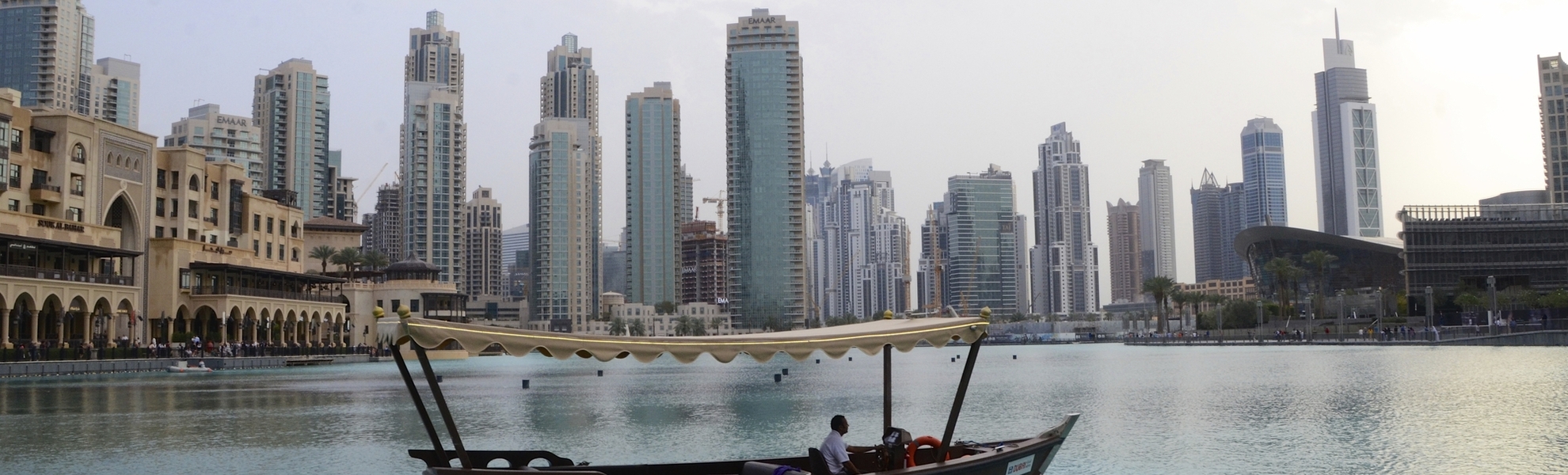 Boot im Vordergrund der Skyline Dubais, VAE