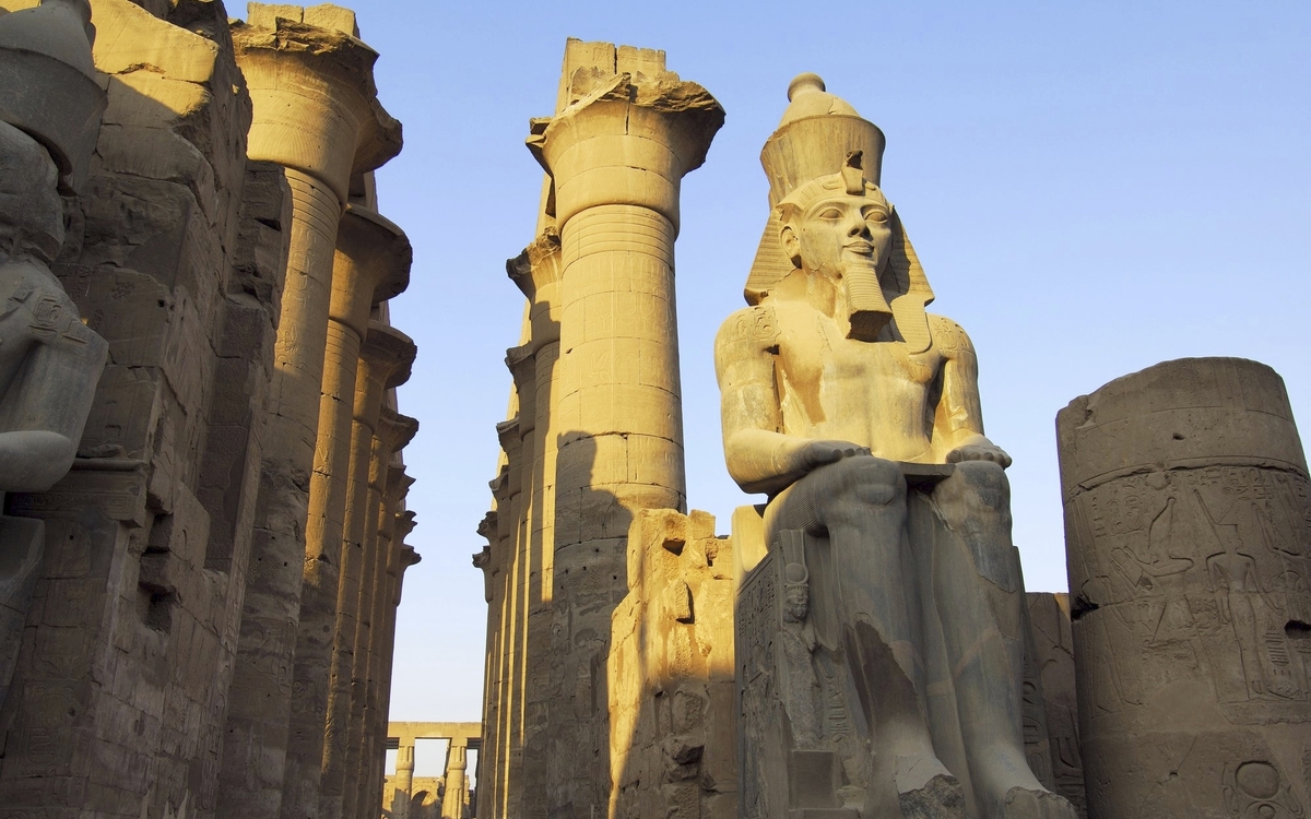 Ramses II. Statue vor dem Luxor-Tempel in Ägypten