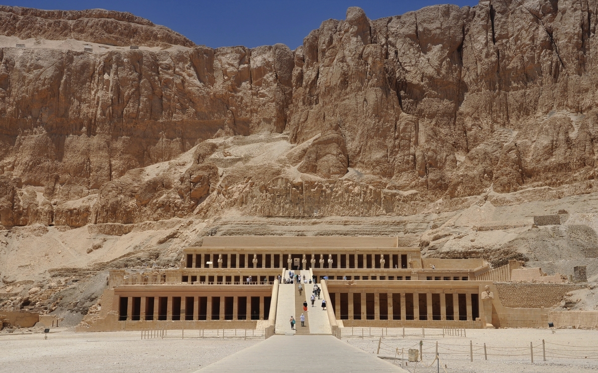 Hatschepsut-Tempel in Ägypten von vorne