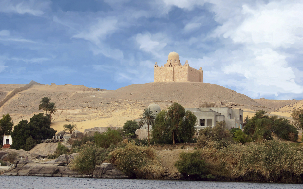 Blick vom Nil auf das Aga Khan Mausoleum in Ägypten