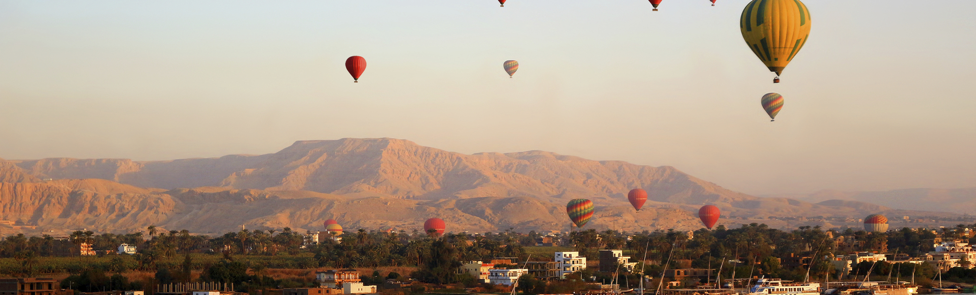 Heißluftballons über dem Nil, Luxor und dem Tal der Könige beim Sonnenuntergang in Ägypten