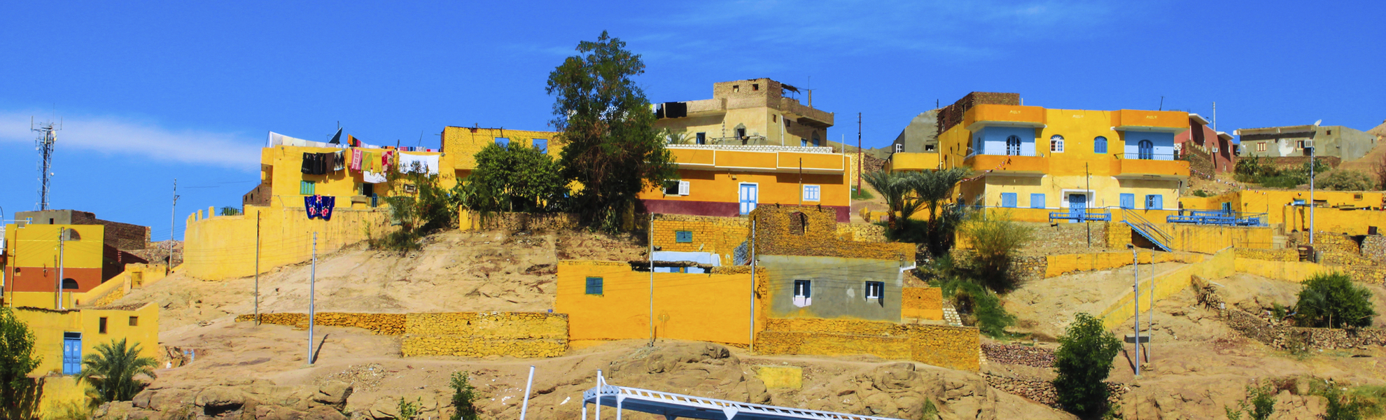 Blick vom Nil auf das Nubische Dorf in Ägypten