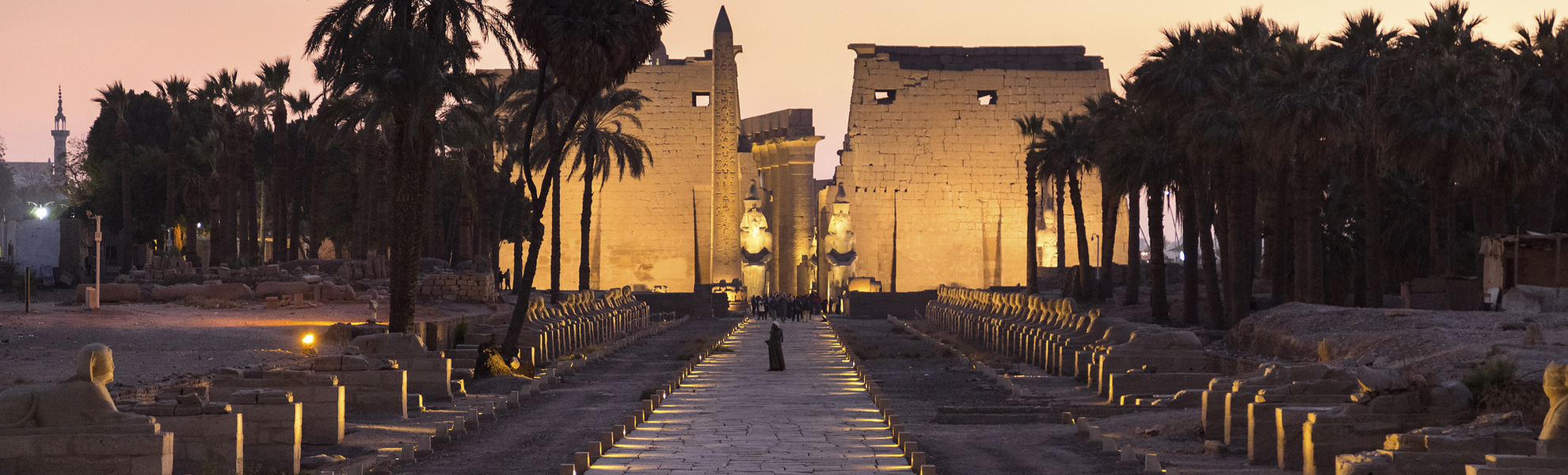 Sphinx Allee im beleuchteten Luxor-Tempel im Sonnenuntergang in Ägypten