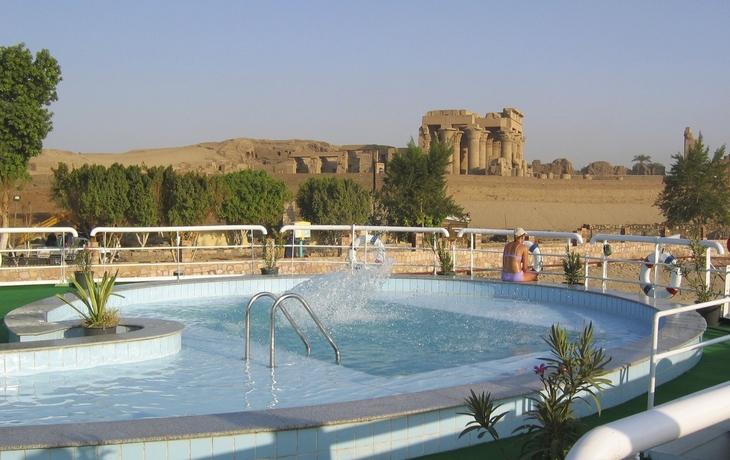 Poolbeispiel Nilschiff mit Blick auf Kom Ombo