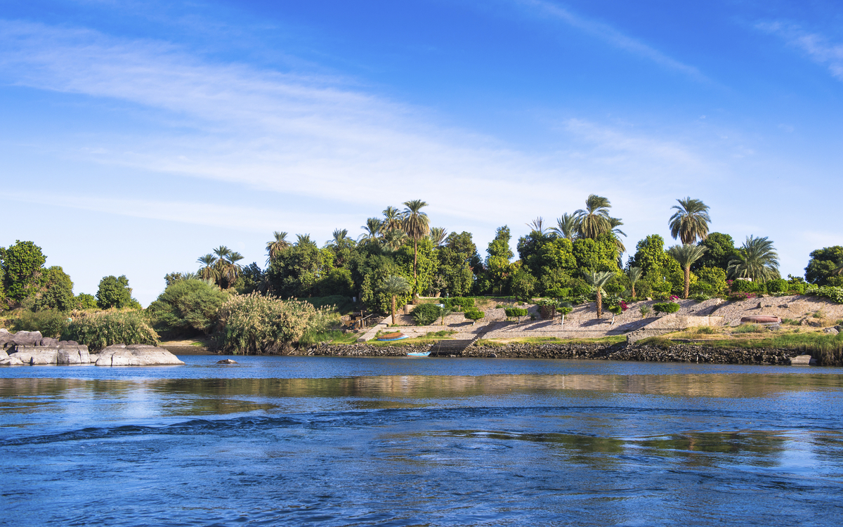 Idyllische Landschaft am Nilufer in Ägypten