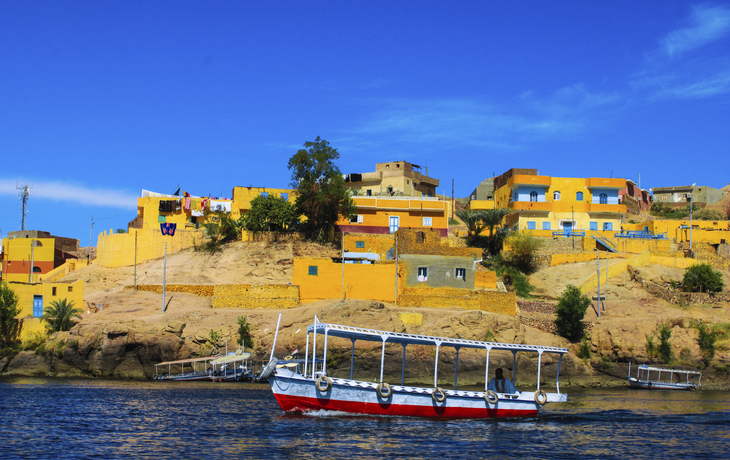 Blick vom Nil auf das Nubische Dorf in Ägypten