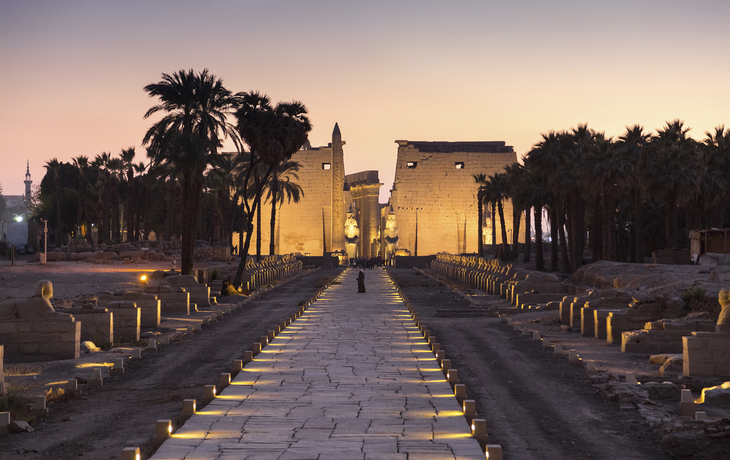 Sphinx Allee im beleuchteten Luxor-Tempel im Sonnenuntergang in Ägypten