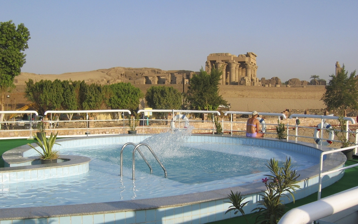 Poolbeispiel Nilschiff mit Blick auf Kom Ombo