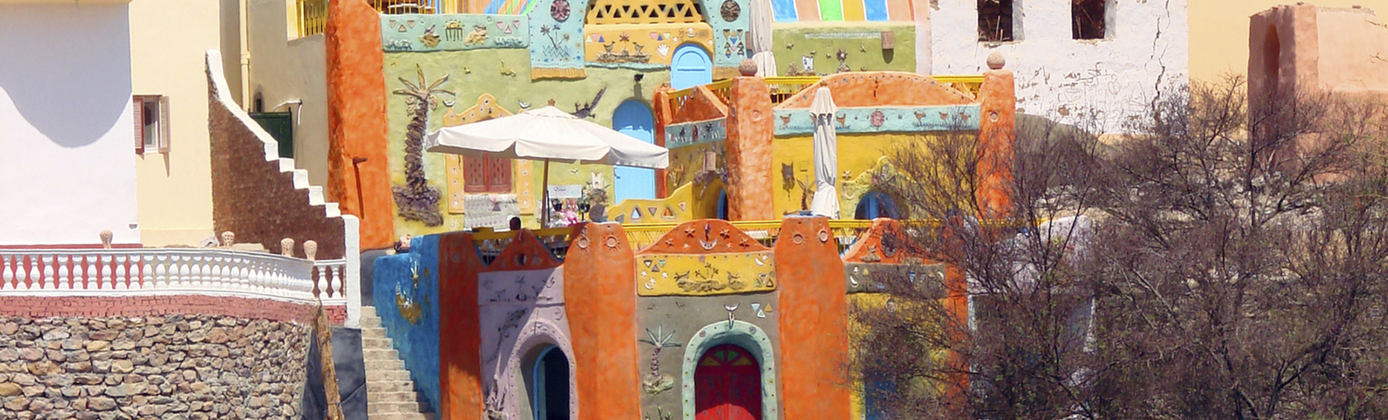 Buntes nubisches Haus am Nilufer in Ägypten