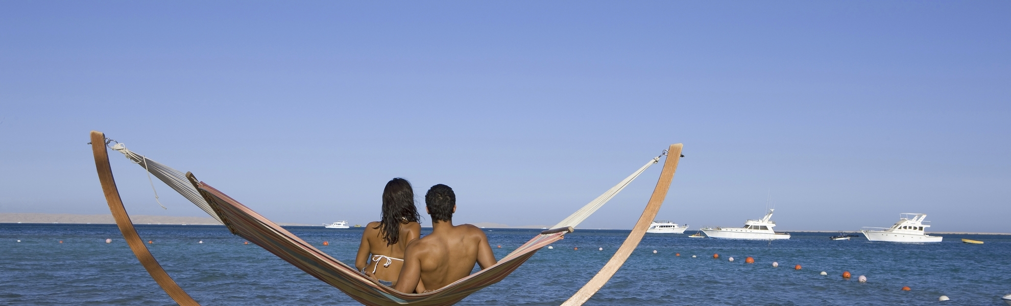 Zwei Menschen auf einer Hängematte am Meer in Ägypten