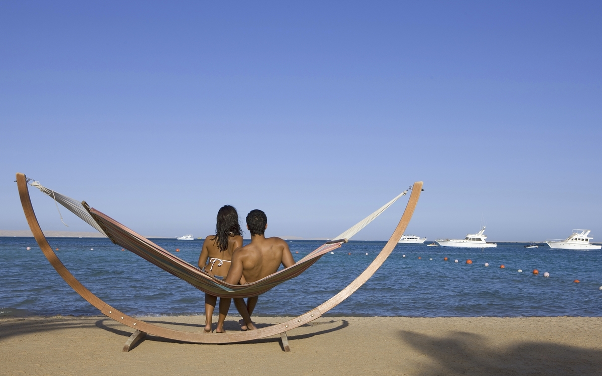 Zwei Menschen auf einer Hängematte am Meer in Ägypten