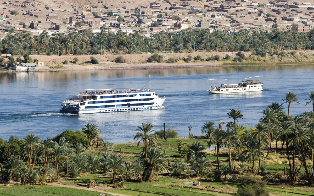 Schiffe auf dem Nil in Ägypten vor Nillandschaft