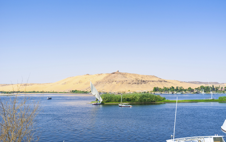 Feluken auf dem Nil vor Assuan in Ägypten