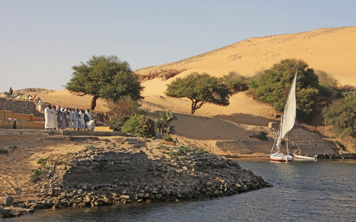 Feluke am Nilufer vor Nillandschaft in Ägypten