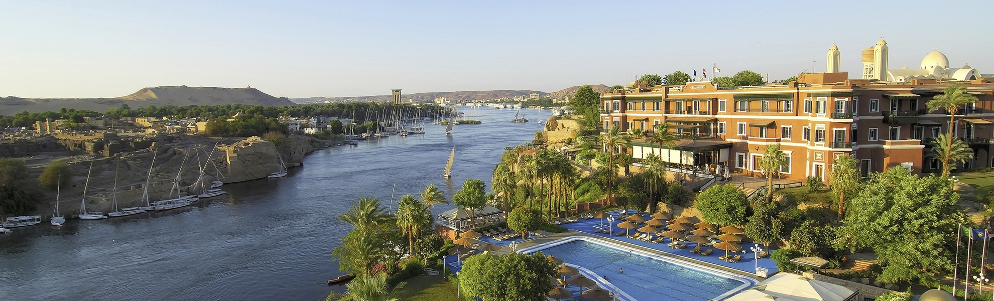 Blick auf das Old Cataract Hotel am Nilufer in Ägypten