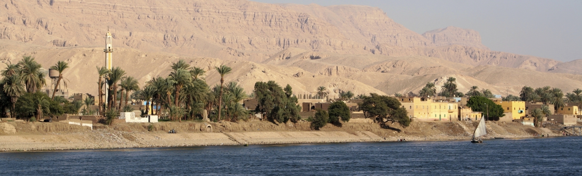 Berge am Nilufer in Ägypten